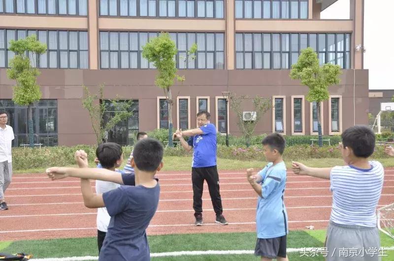 校园足球裁判培训新闻稿,小学开展青少年足球培训及赛事