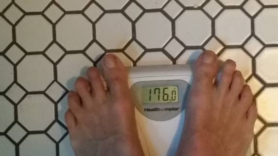 男子一天喝了24罐红牛的下场,男子喝5瓶红牛后惊人的一幕