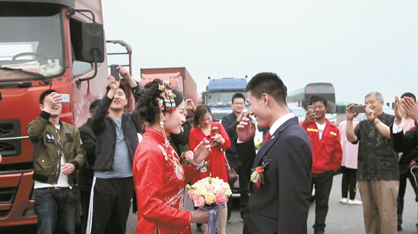 洛阳一对新人结婚当天,堵车遇新人结婚