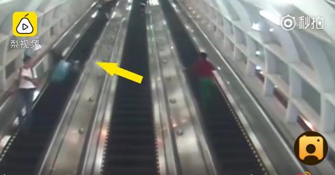 扶梯行李箱滑落救人,乘坐扶梯行李箱滚落铲飞了人