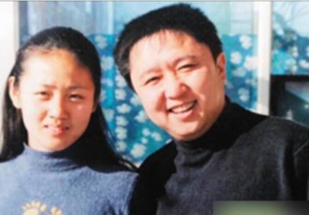 于谦与小10岁娇妻罕见同框,于谦与妻子的合影照