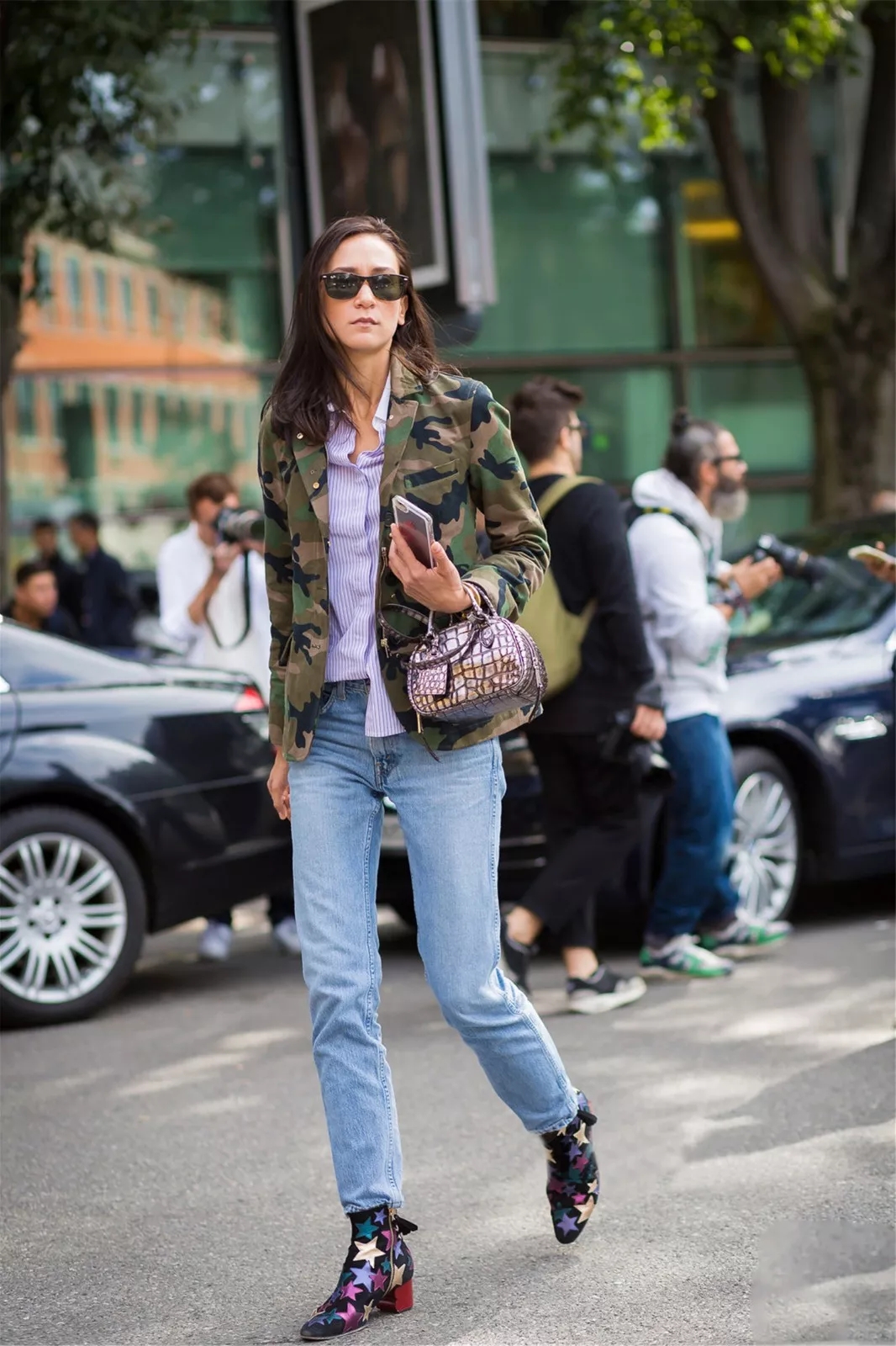 女生秋冬季迷彩外套搭配,好看迷彩服女外套