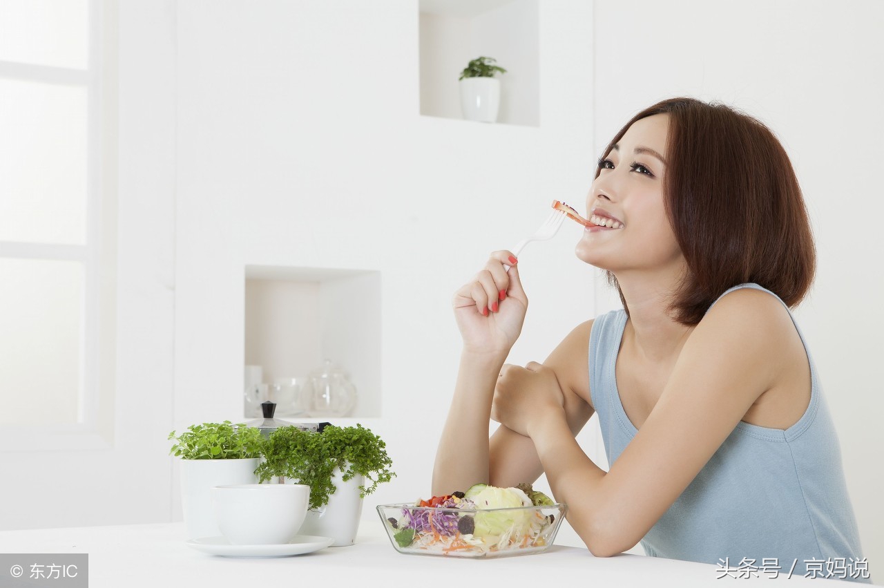 怀孕2个多月吐黄色的苦水,孕中期呕吐有呕吐物是什么原因