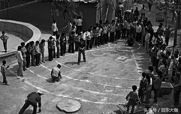 80年代的北京还不堵车车辆很少,80年代的北京牌汽车