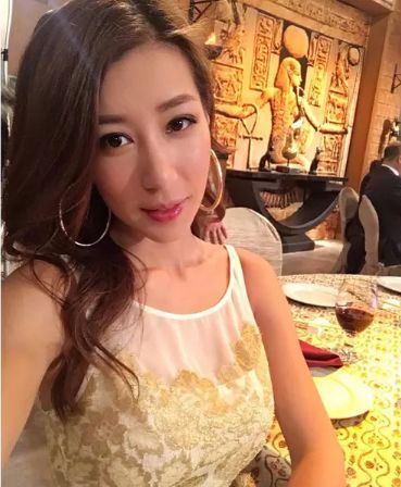 无线小花凭火辣身材获网友热捧无视他人于商场内试睡