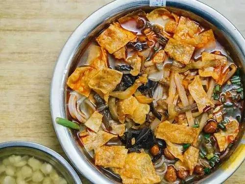 一碗螺蛳粉爱上一座城,一碗螺蛳粉只吃一半