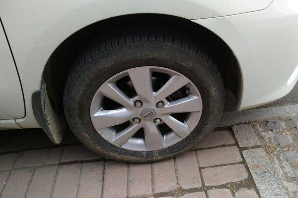 4.9万入手的日产骊威，车机仓盖线条造型动感，网友：不可能！