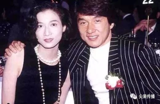 成龙女儿露宿加拿大街头，到底是谁的错？