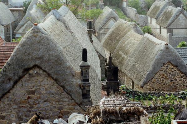 农村海草房建造视频,特色民居海草房冬暖夏凉