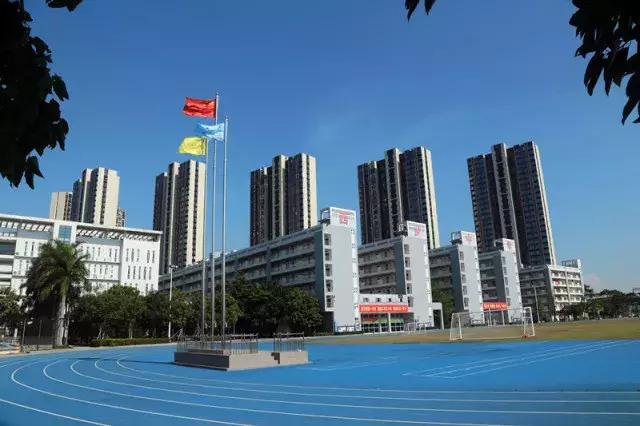 我在西乡中学，等一个人！