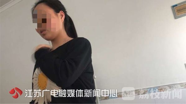 砸手机撕衣服！女教师违规补课遇记者暗访，竟喊来一帮男人……