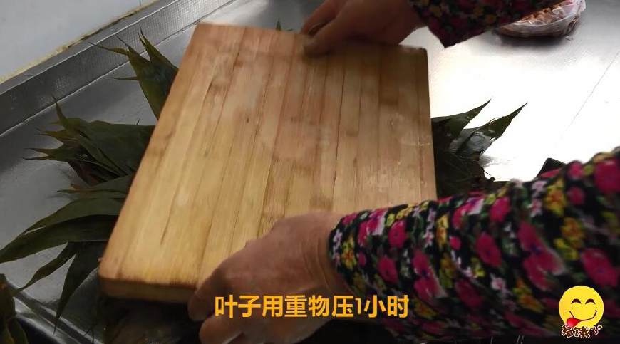 粽子不要绳子的包法,糯米粽子不煮怎么放