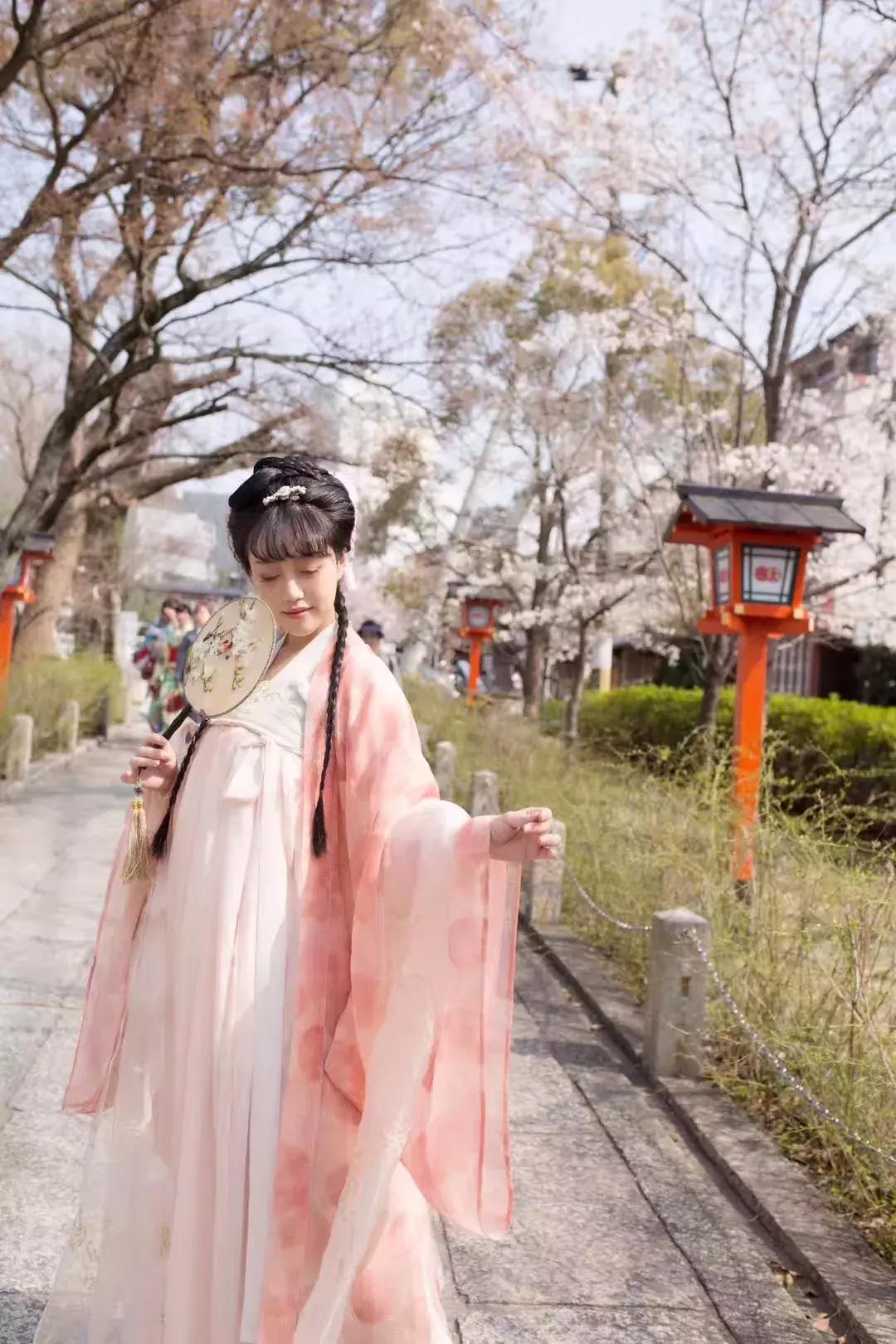 中国姑娘汉服惊呆外国人视频,中国姑娘在国外街头穿汉服惊艳了