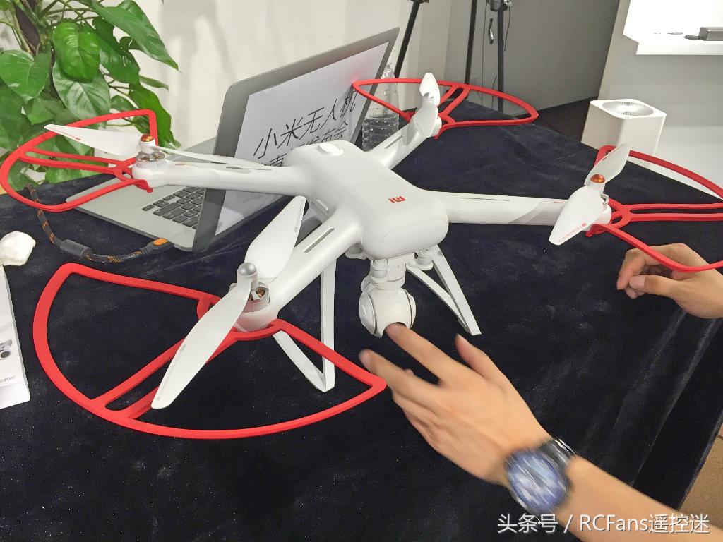 小米米兔无人机室内起飞,米兔遥控小飞机开箱视频