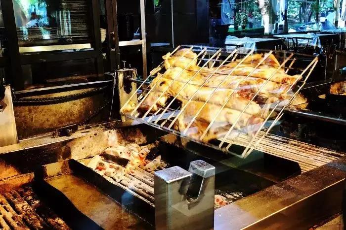 夜晚蒙古包吃烤全羊的真实视频,蒙古包里吃烤全羊一定要有仪式感