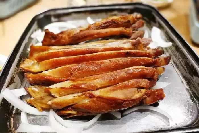 夜晚蒙古包吃烤全羊的真实视频,蒙古包里吃烤全羊一定要有仪式感