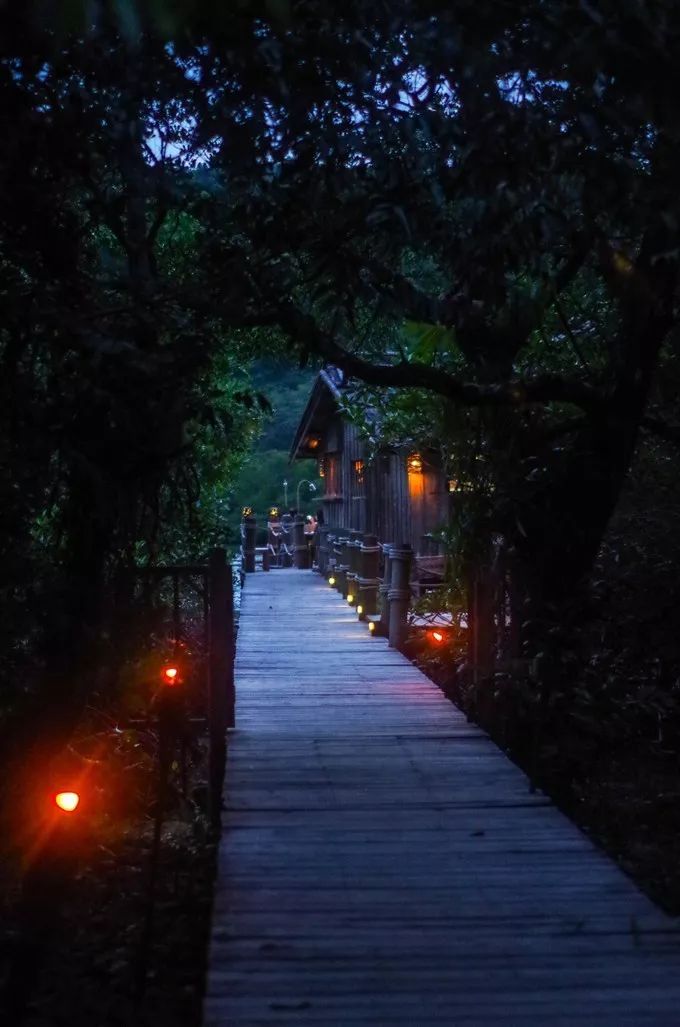 衣冠不整恕不招待厨师,衣冠不整不让进的饭店