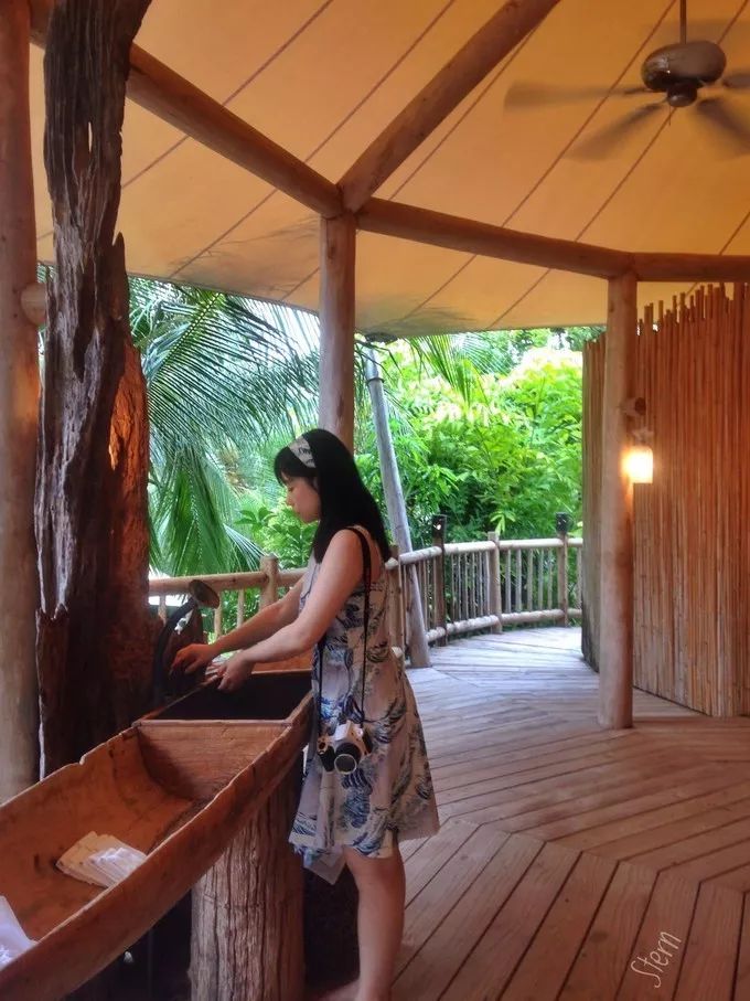 衣冠不整恕不招待厨师,衣冠不整不让进的饭店