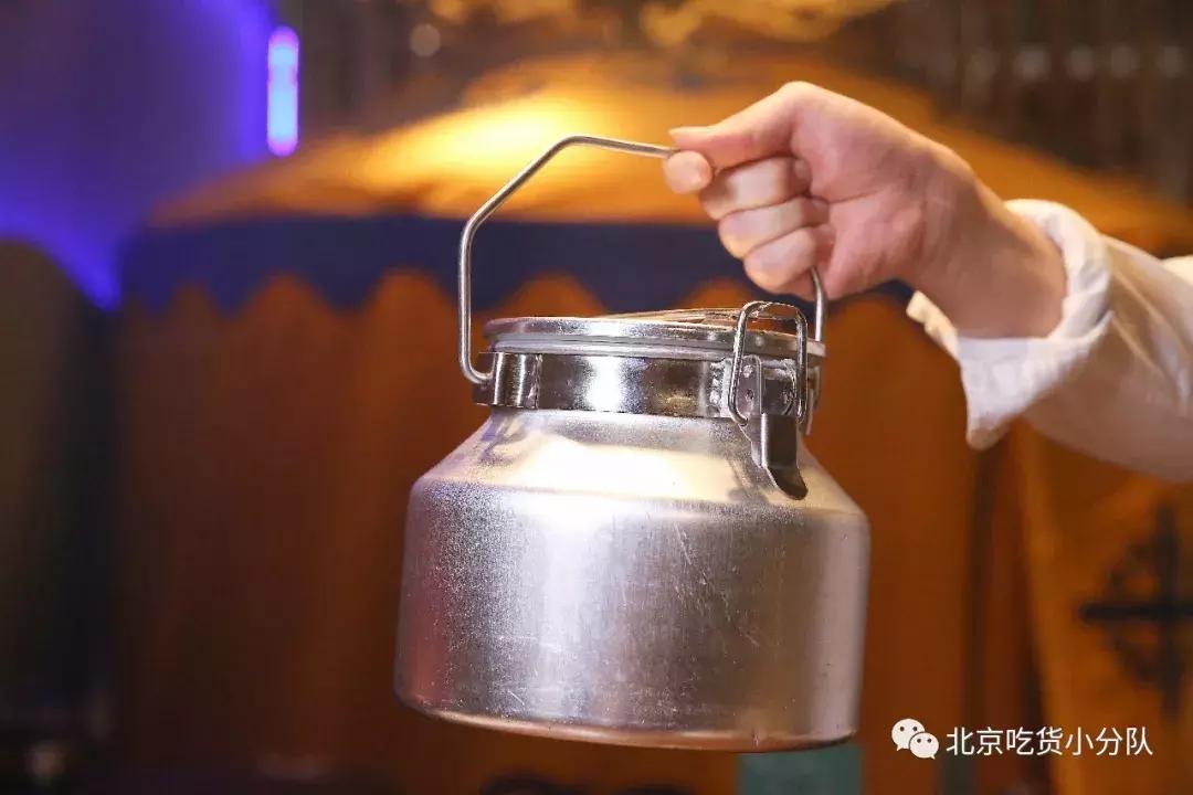 小奶桶烤肉，坐帐篷里吃