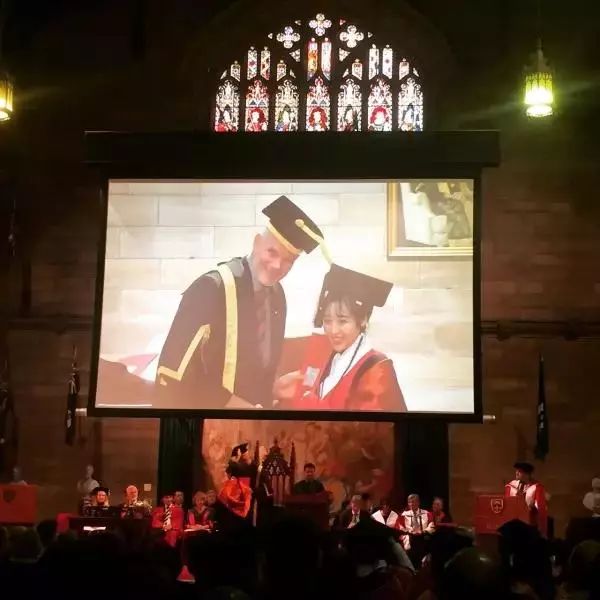 90后中国姑娘，在澳洲街美哭外媒