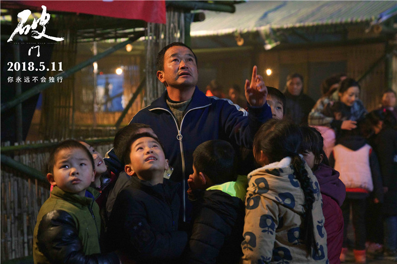 《破门》不破不立，多难兴邦，这支小学足球凝聚国人坚强