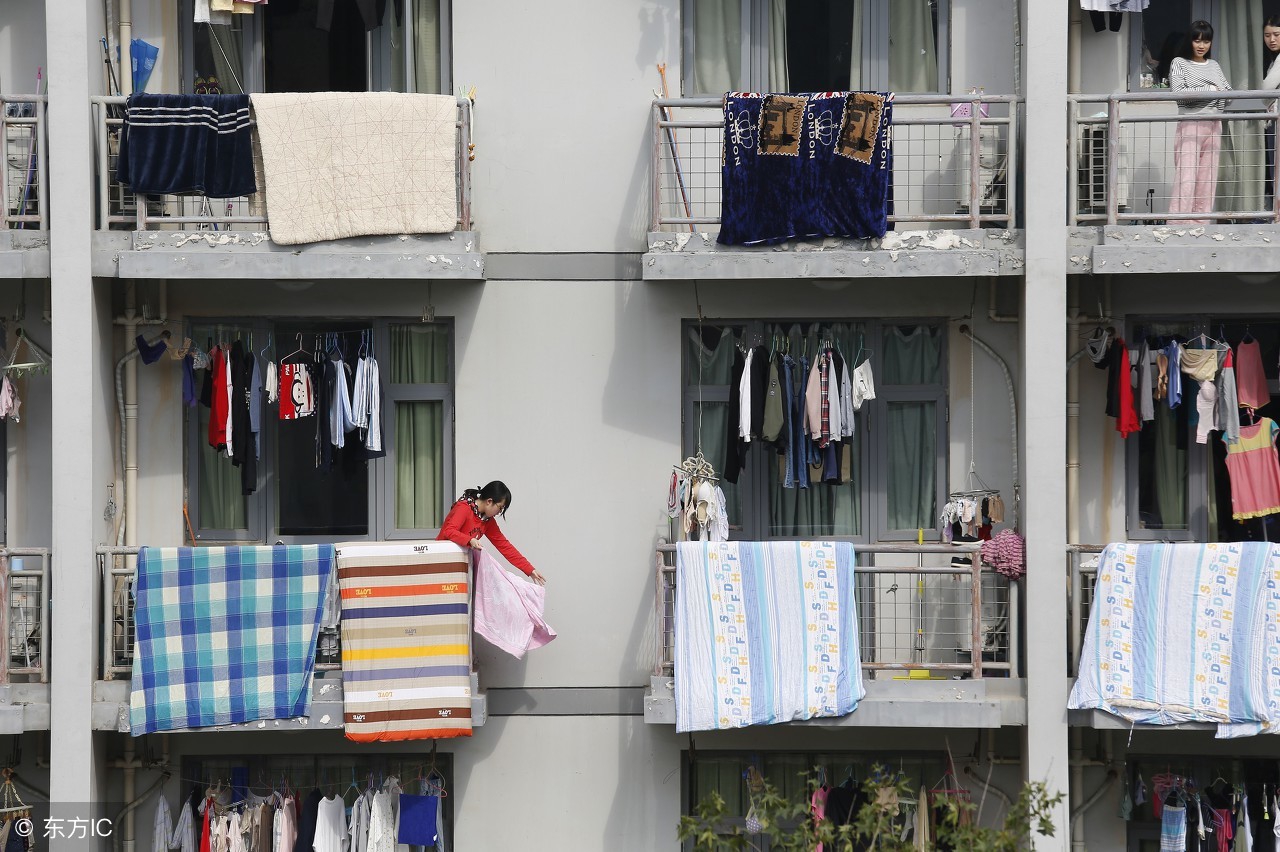 被子羽绒被蚕丝被现场制作,被子是买蚕丝被还是羽绒被