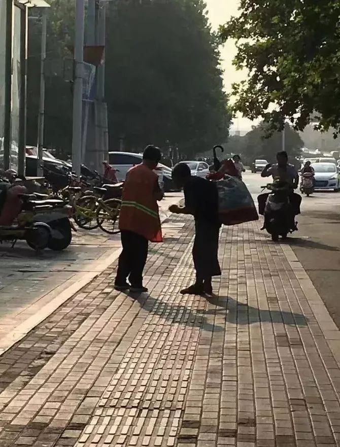 董卿跪地为什么获得网友的称赞,董卿卑躬屈膝