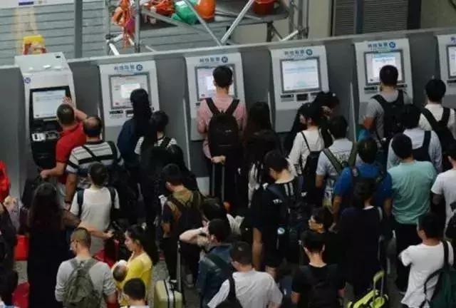 董卿你的站姿就是你的修养,董卿台上三次跪哪点值得学习