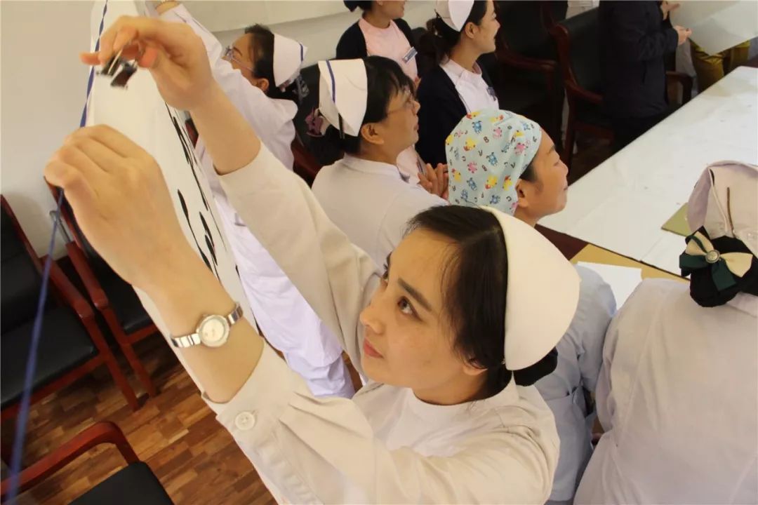 缘起书画暖五月，泼墨寄情护士节！