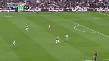 博格巴进球被拦,博格巴被犯规起来直接长传