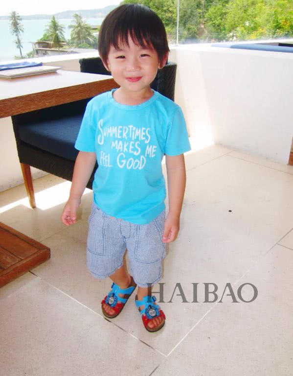 诺一现在这么接地气？才7岁的Grace就是铅笔腿！