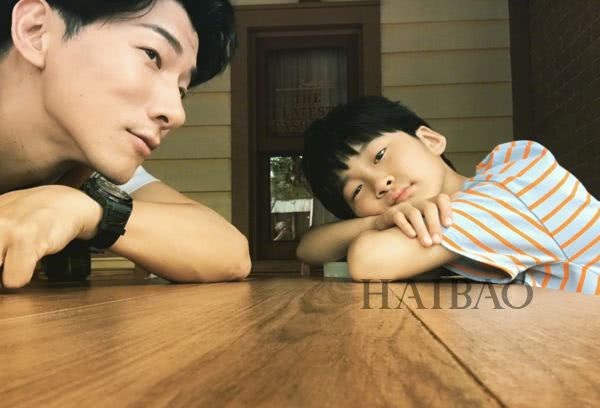 诺一现在这么接地气？才7岁的Grace就是铅笔腿！