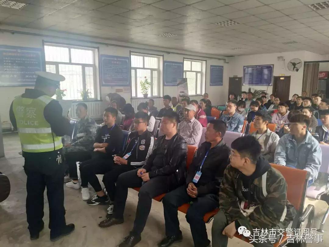 交警大队文明交通绿色出行,交警开展文明交通进驾校宣传活动