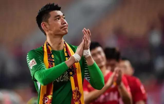 赛后恒大球员落寞谢场,广州恒大场外谢场