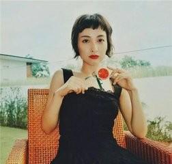 她的头发被狗啃了，但依旧好看！