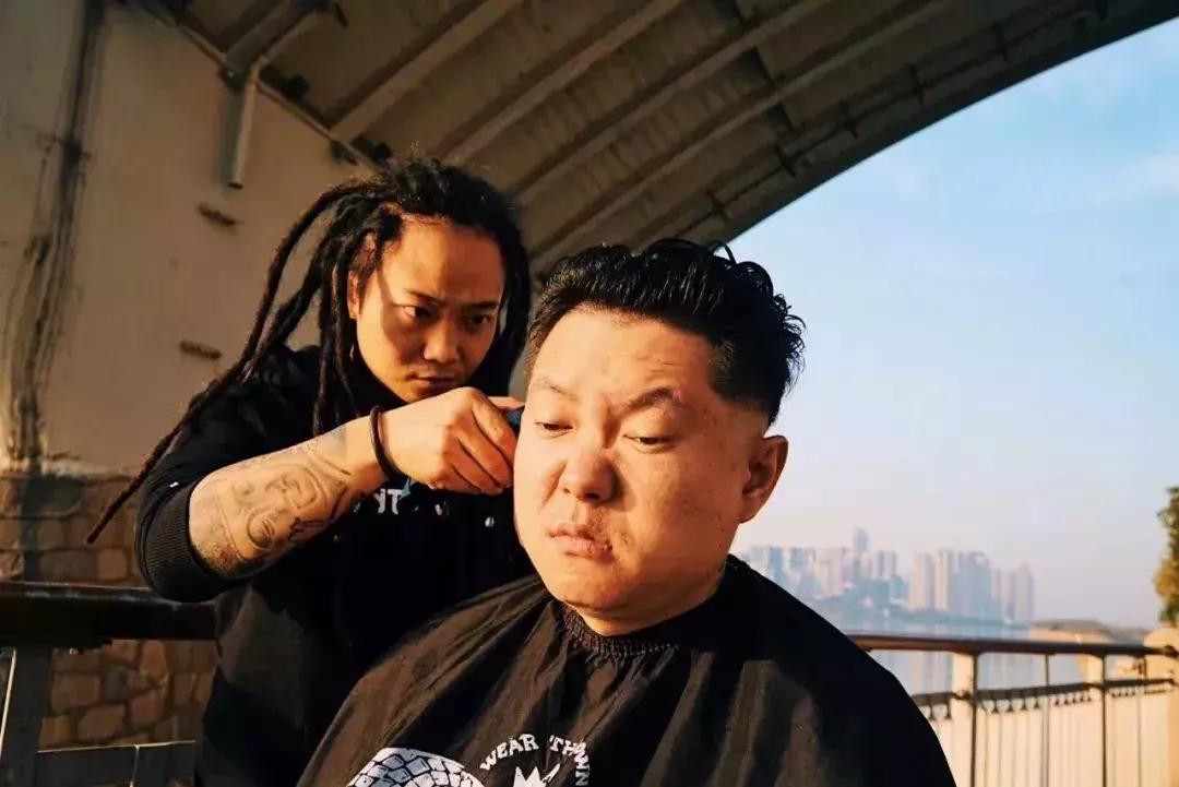 20分钟剪完一个男发算久吗,剪一个男发十五分钟