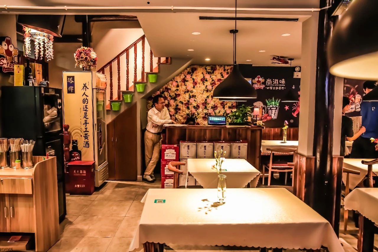 高管放弃高薪，研发出100多道新菜，取材就在店门口的小花园！