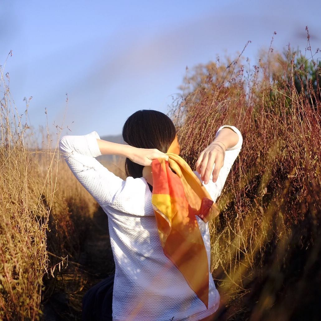 丝巾原来还可以这么系,丝巾能系在腰上吗