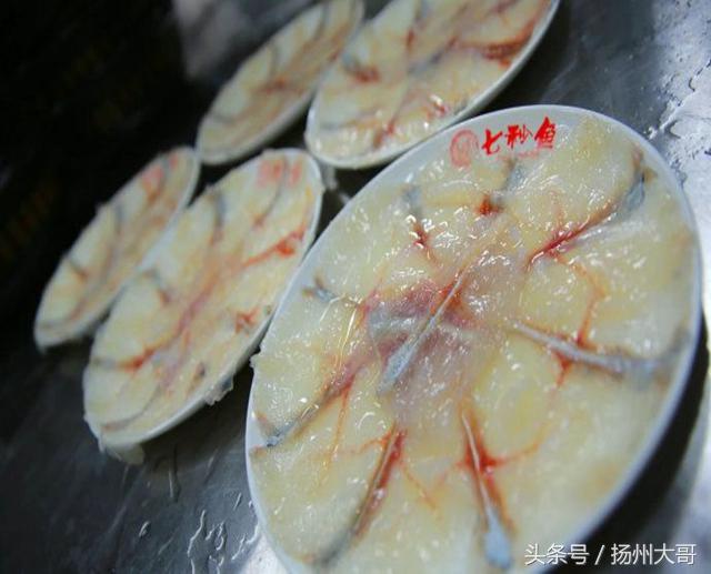 贵州吃的生猛美食,在贵州苗寨吃酸汤鱼