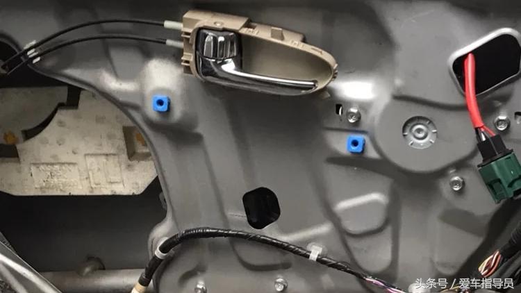 车玻璃缝里掉了个名片怎么办,名片从车窗户缝掉进去了怎么处理