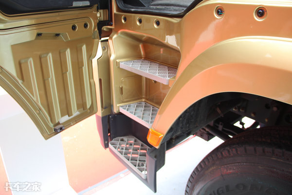 13升430马力LNG发动机,这台天然气重卡的驾驶室也能拉窗帘