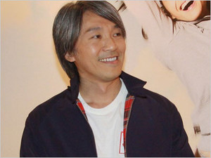 7岁父母离异，成就比肩周润发成龙，如今56岁仍然未婚无子