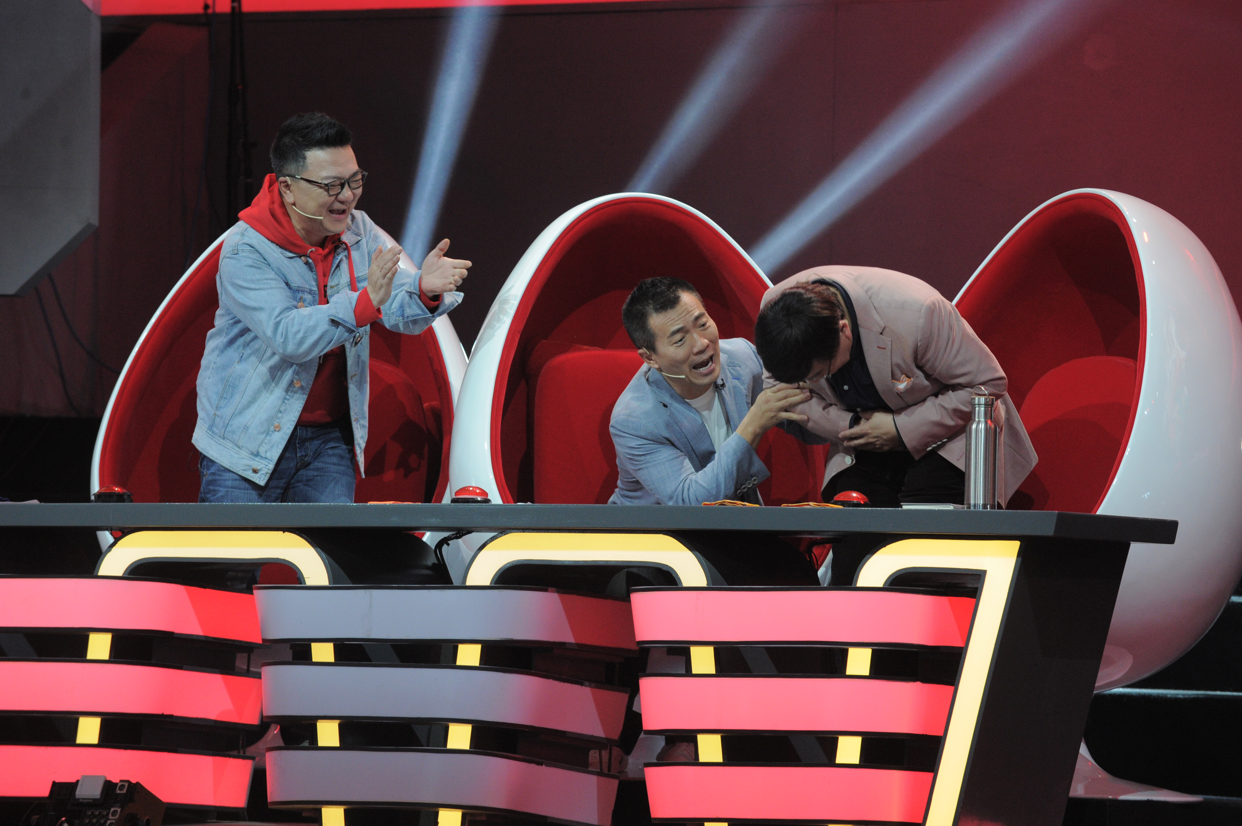 足球解说黄健翔董路韩乔生,足球解说黄健翔国足比赛完整版