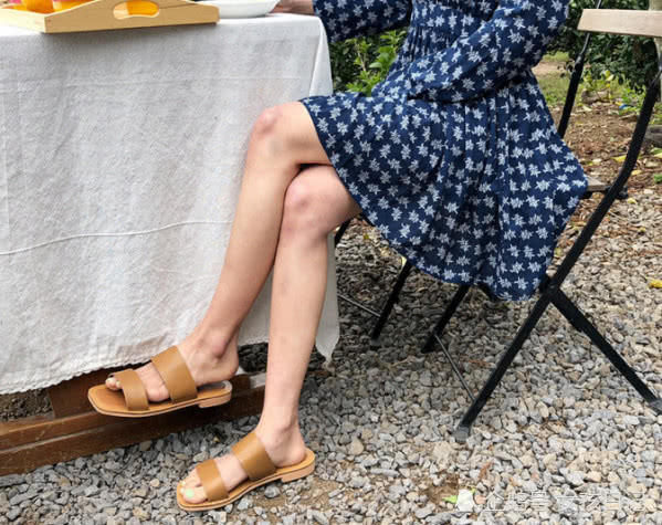 夏天凉鞋是买大点还是正好,成人凉鞋要穿大一点还是要刚刚好