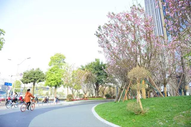 有人问你在上班吗怎么幽默回复,金牛说工作刚忙完怎么回