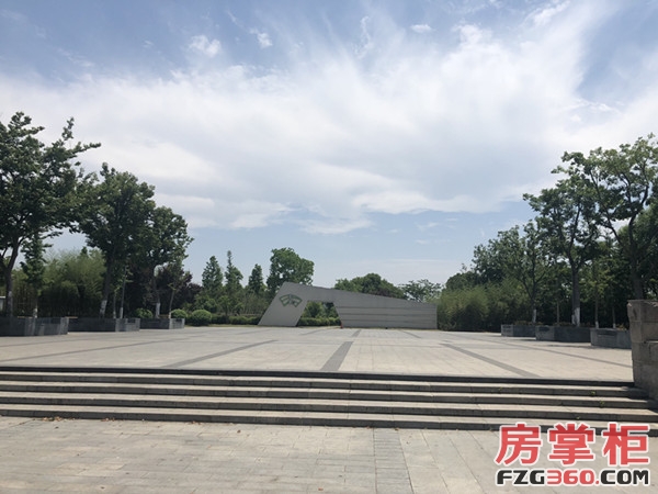 实探东港市民公园北地块：周边暂无竞品500米范围内有3所学校