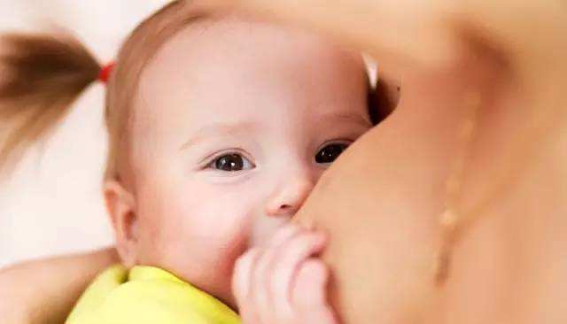 宝宝衔乳姿势,母乳喂养要点宝宝正确的衔乳姿势