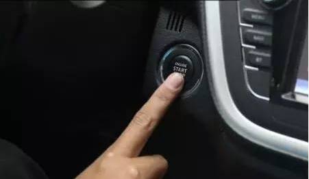 无钥匙方向盘卡死怎么办,汽车方向盘卡死钥匙拧不动怎么办