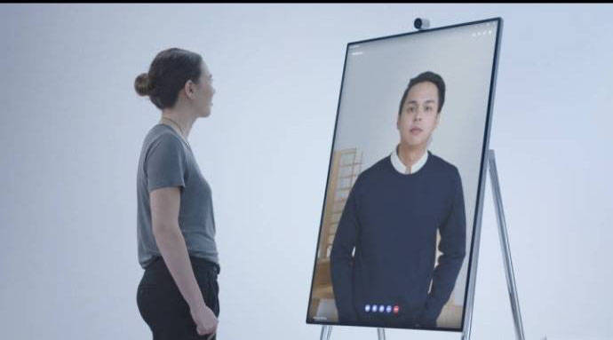 来截老罗的胡？*NTT**工作站发布当天，微软推出Surface Hub 2