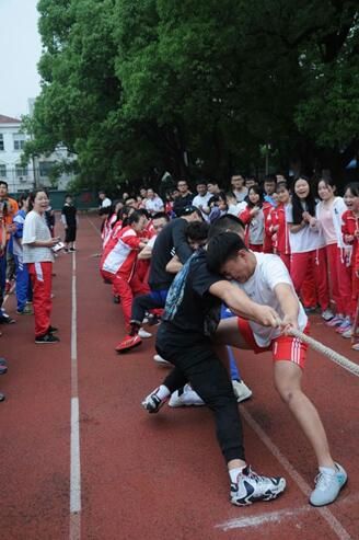 一根绳一条心,学校举行拔河比赛每7人一组